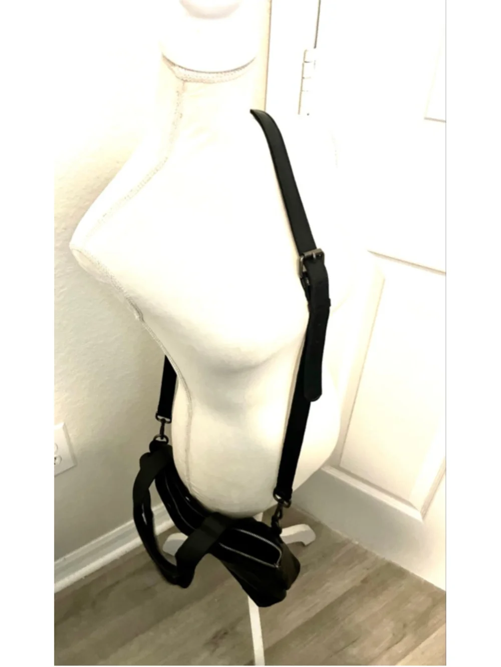 Vilenca Holland Leather Top Handle Convertible Crossbody Bag in Black